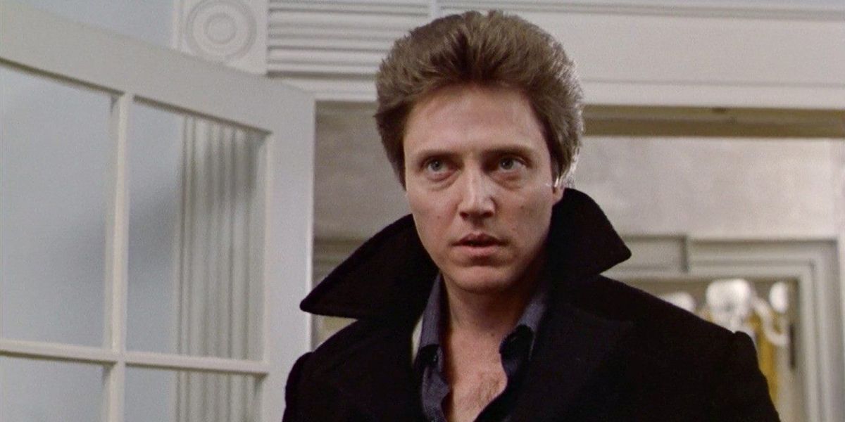 Johnny Smith observa atentamente em The Dead Zone.