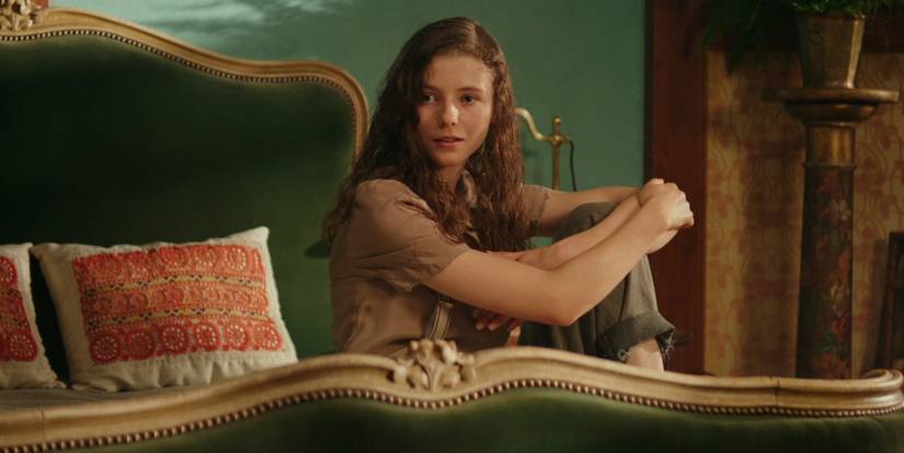 Thomasin McKenzie in Elsa Korr sitting down in Jojo Rabbit.