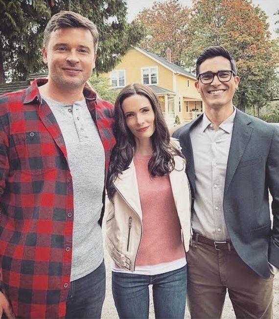 Tom Welling, Elizabeth Tulloch, and Tyler Hoechlin as Superman and Lois Lane in Crisis on Infinite Earths
