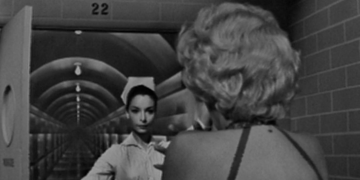 Still from the Twilight Zone episode Twenty Two of a woman meeting a nurse in the morgue