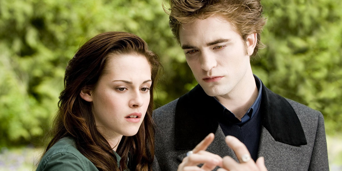 Edward and Bella look into a mirror in New Moon.