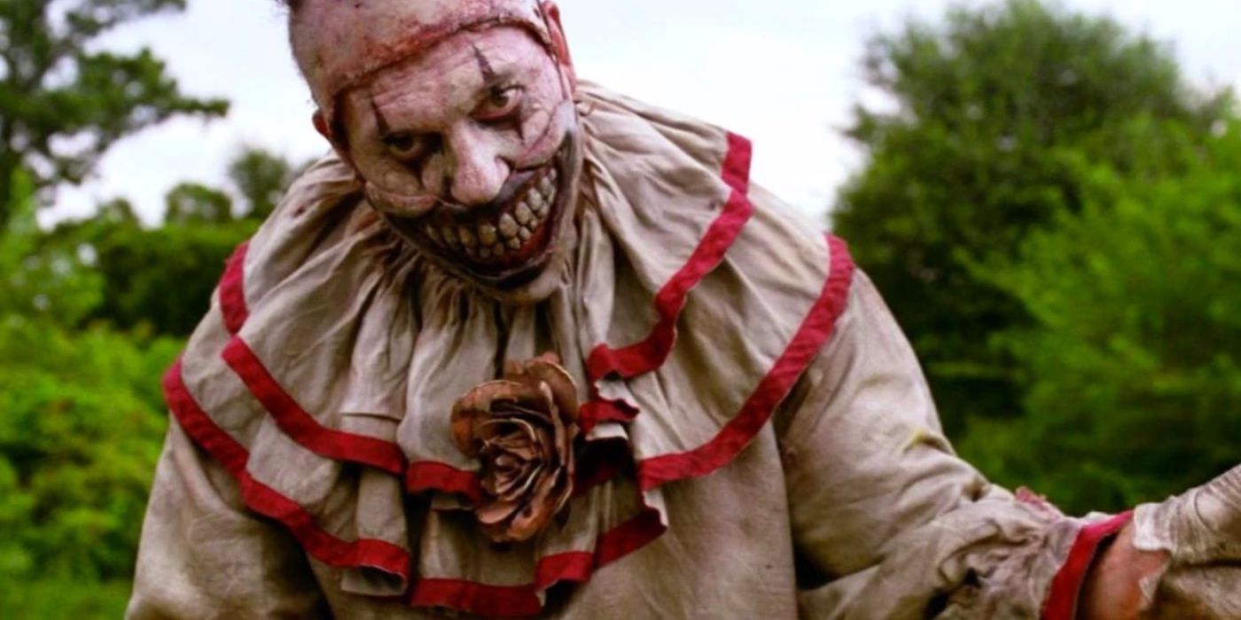 Twisty the Clown olhando gravemente em uma foto de American Horror Story
