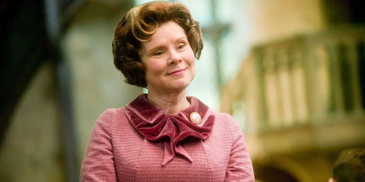 Dolores Umbridge parecendo presunçosa em Harry Potter e a Ordem da Fênix.