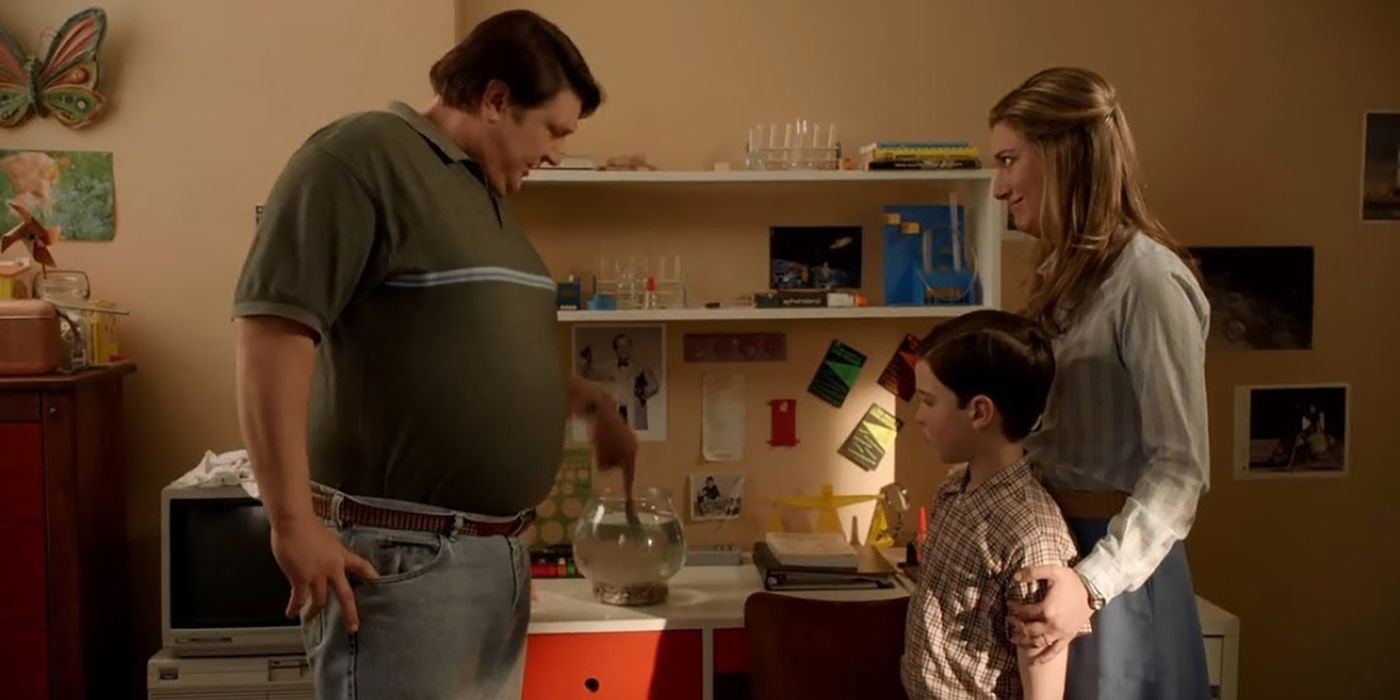 George palestrando sobre Sheldon em seu quarto, Mary em pé atrás de seu filho em uma cena de Young Sheldon.
