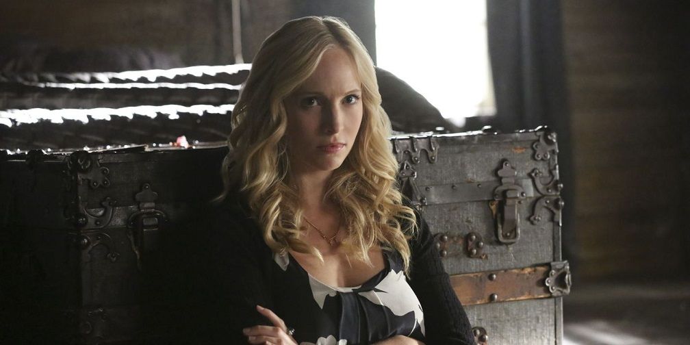 Caroline sits against a trunk looking upset in The Vampire Diaries.
