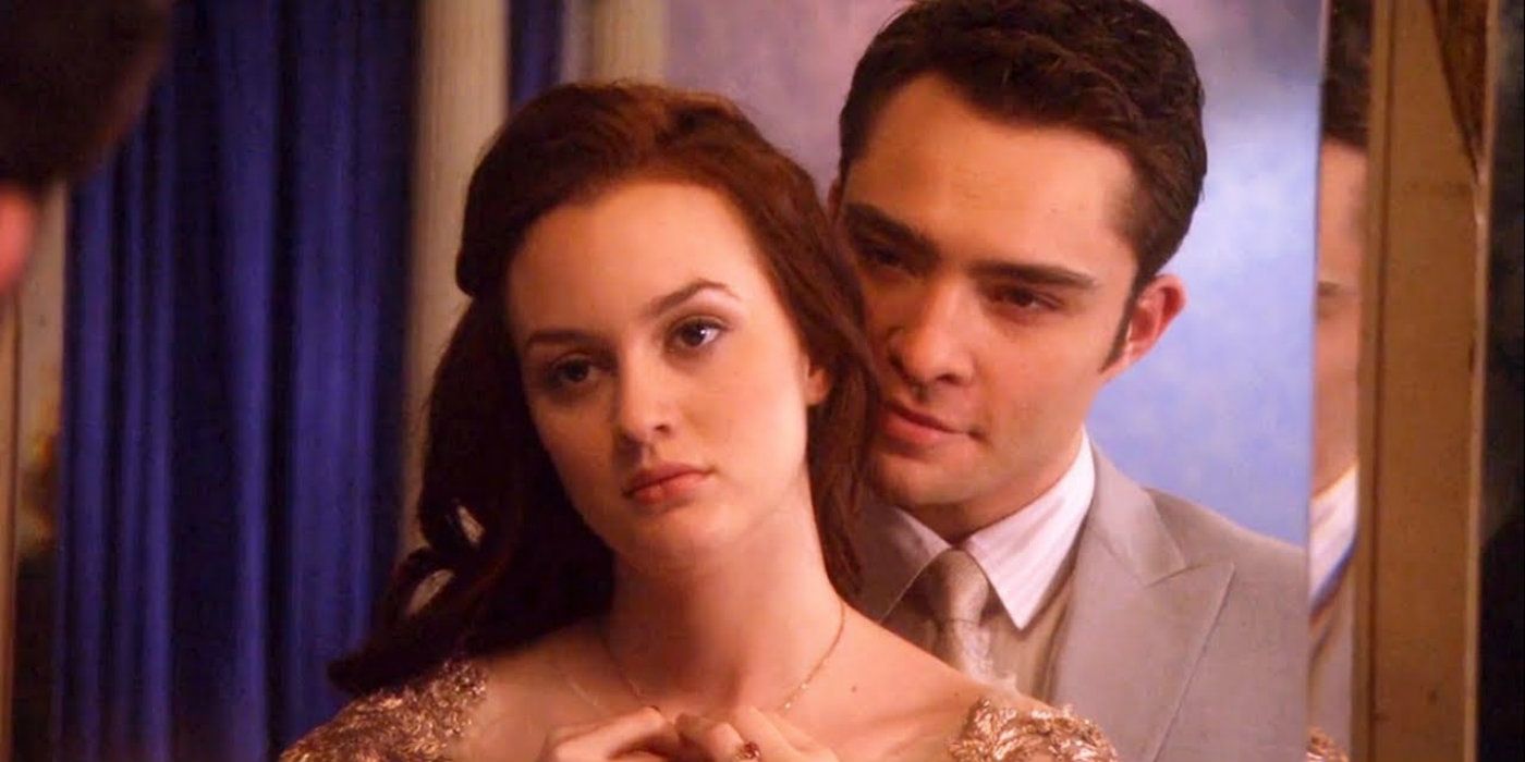 Chuck stands behind Blair at a mirror in Gossip Girl