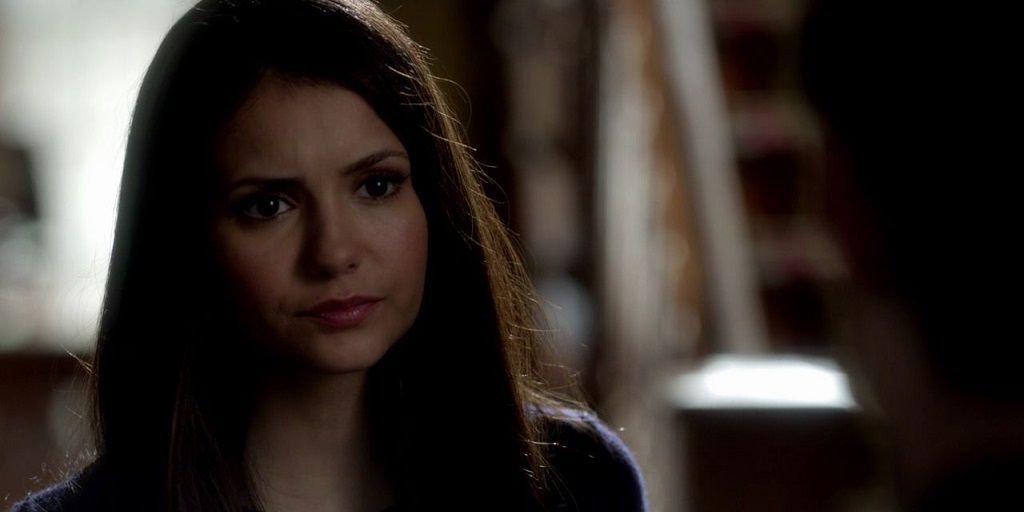 Elena parecendo séria em The Vampire Diaries