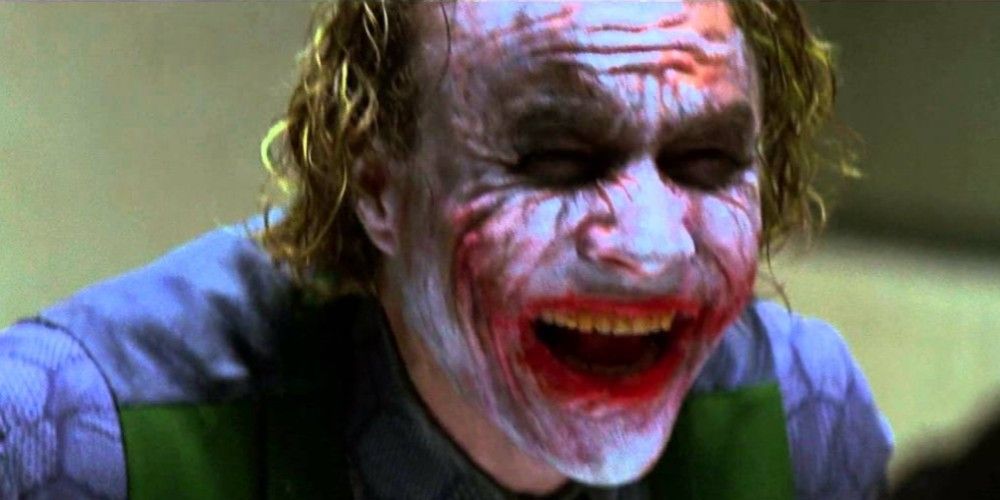 The Dark Knight: 10 Joker Mannerisms From The DC Comics Heath Ledger Nailed