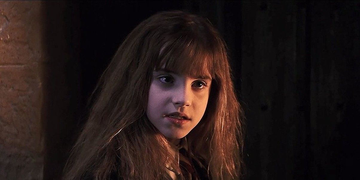 Hermione parecendo anotada na Pedra Filosofal
