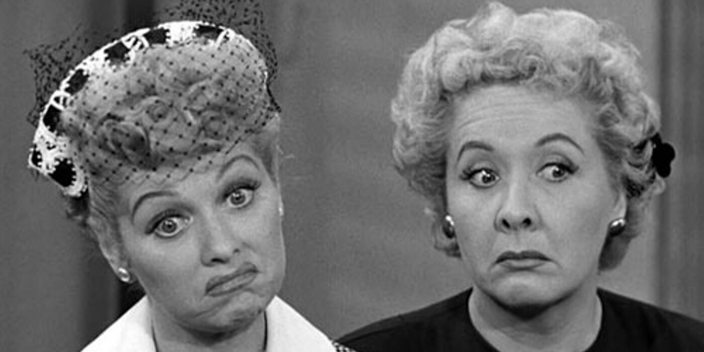 Lucy Ricardo e Ethel Mertz franzindo a testa em I Love Lucy