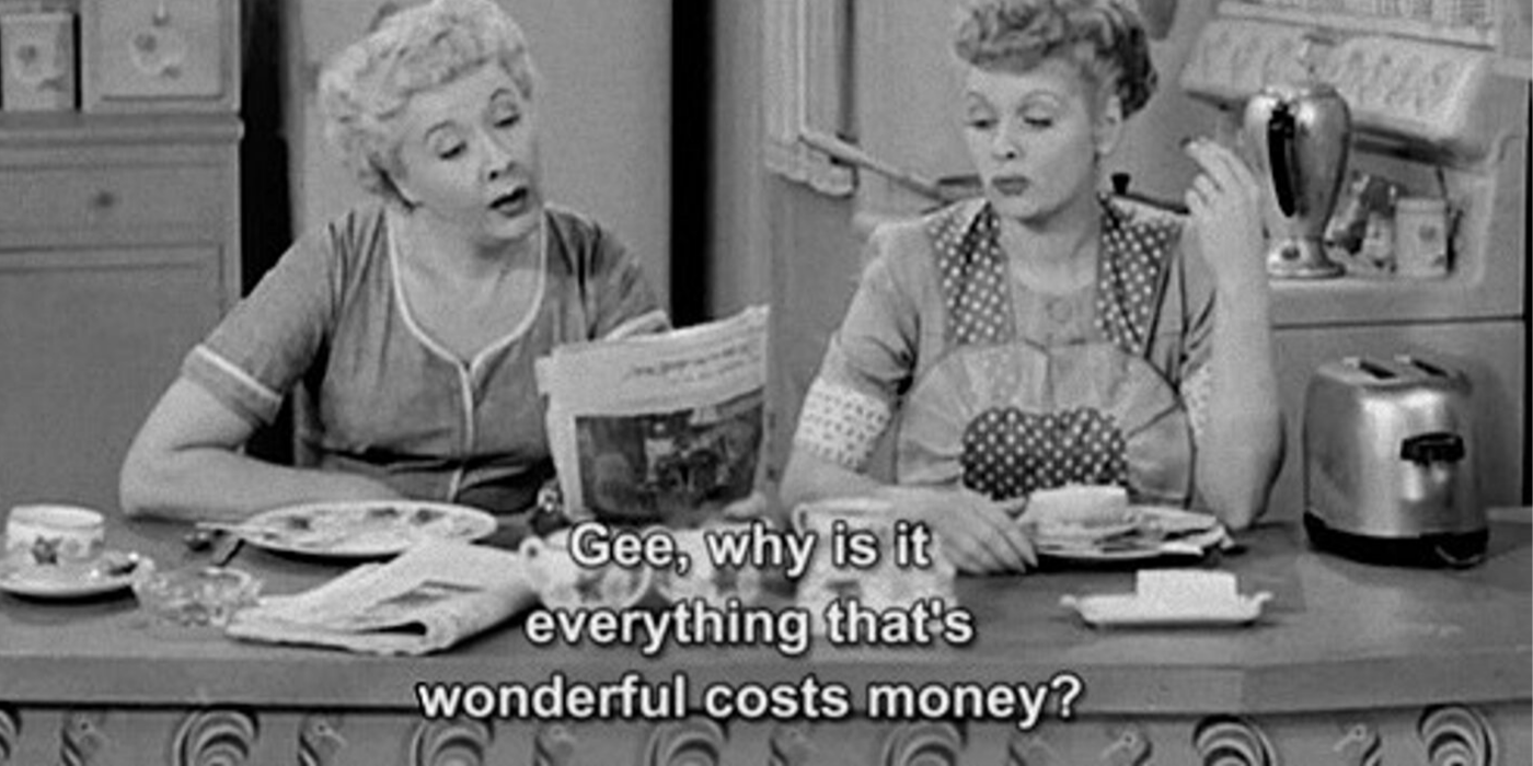Ethel conversando com Lucy sobre dinheiro.