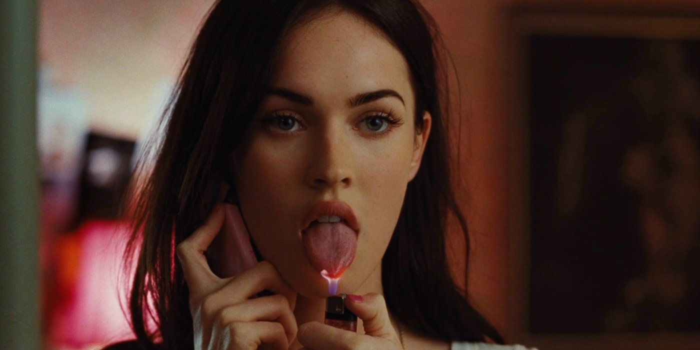 Jennifer segura um isqueiro debaixo da língua em Jennifer's Body