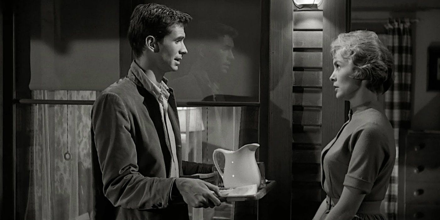 Norman Bates segurando uma bandeja com um jarro em Psicose