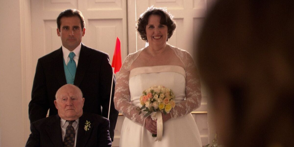 Michael walked Phyllis and her dad down the aisle on her wedding day on The Office
