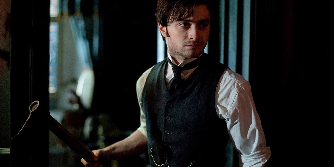 Daniel Radcliffe holding an axe as Arthur in The Woman In Black