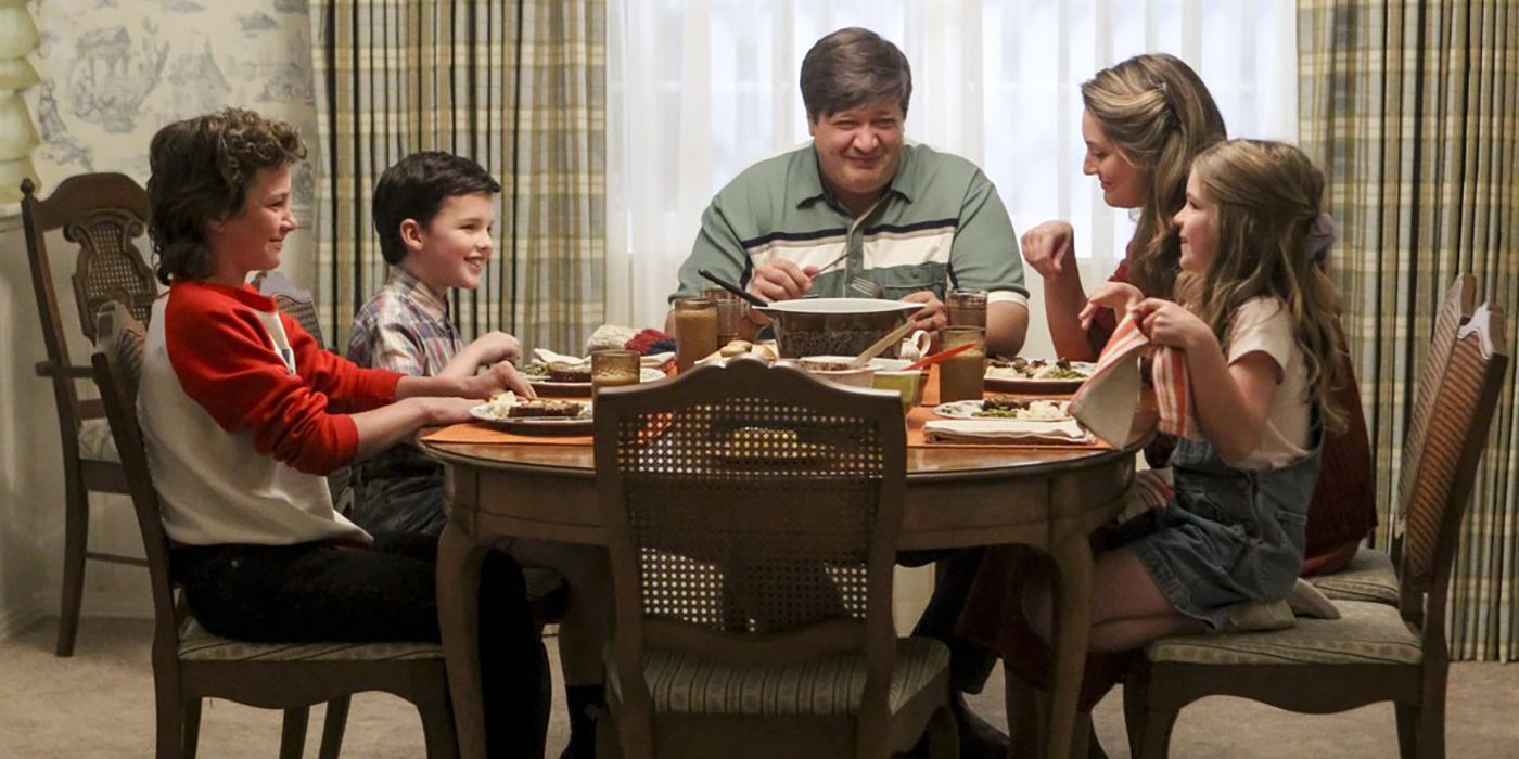 A família Cooper sentada ao redor da mesa de jantar no Young Sheldon.