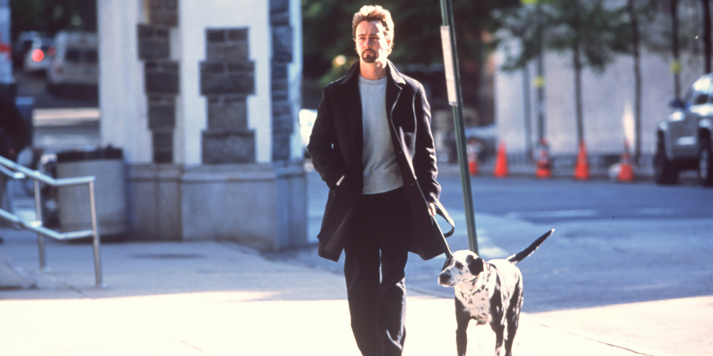 Edward Norton passeia com cachorro em 25ª Hora