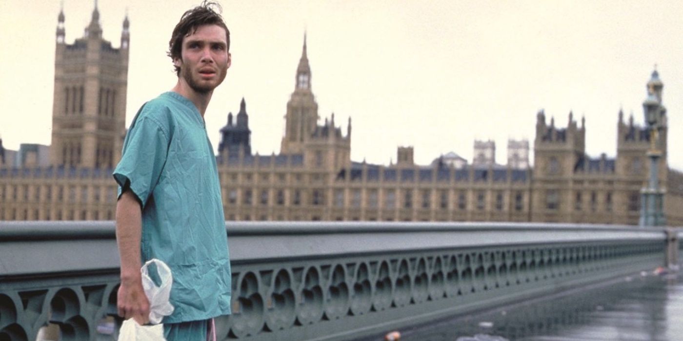 Cillian Murphy as Jim holding bag in hospital scrubs in 28 Days Later