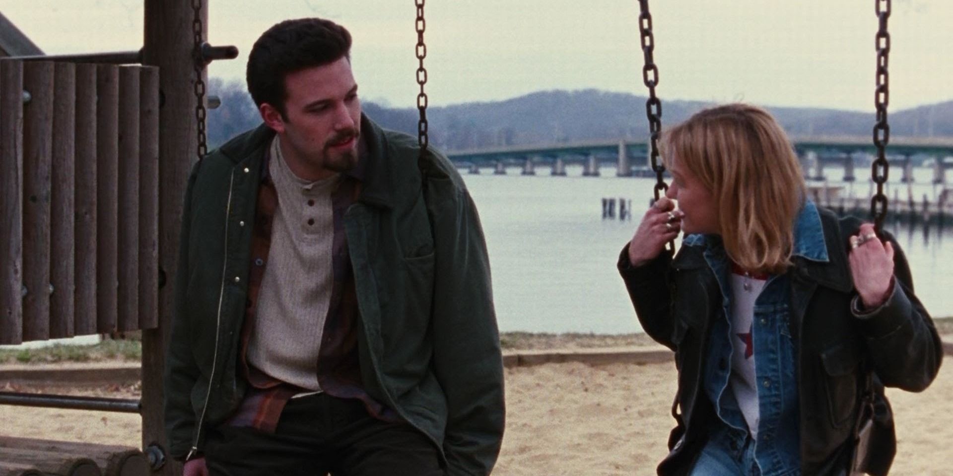 Holden and a girl talking while sitting on swings in Chasing Amy.