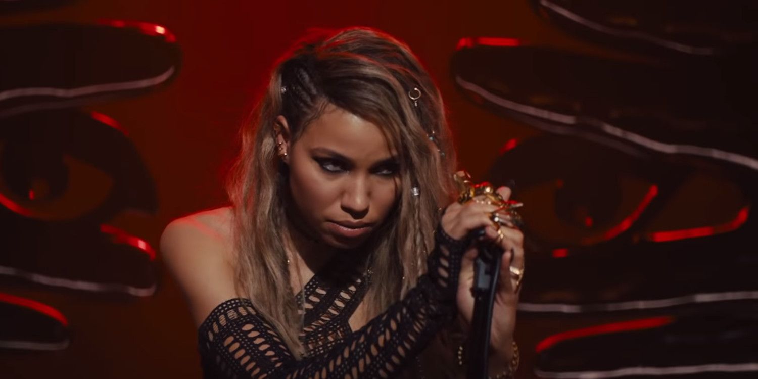 Black Canary on stage in Birds of Prey Trailer