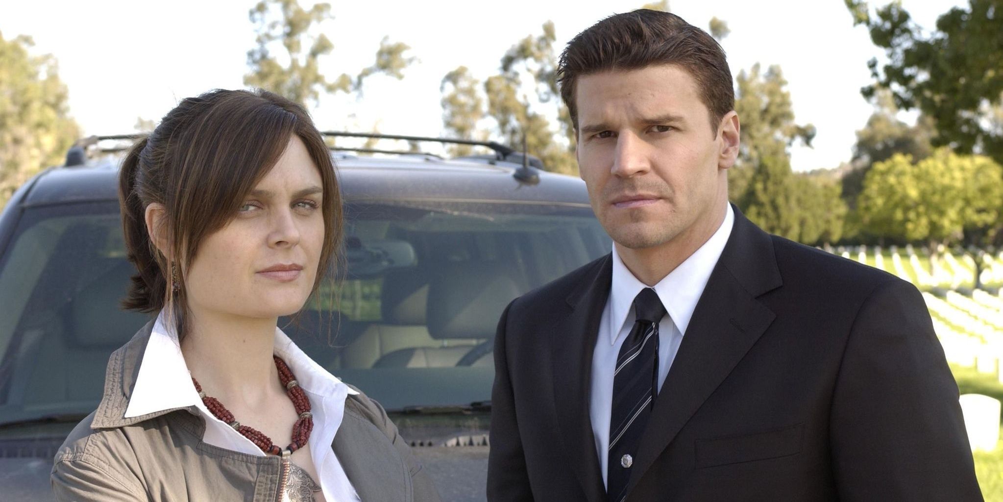 Booth and Brennan posing in front of a car in season 1
