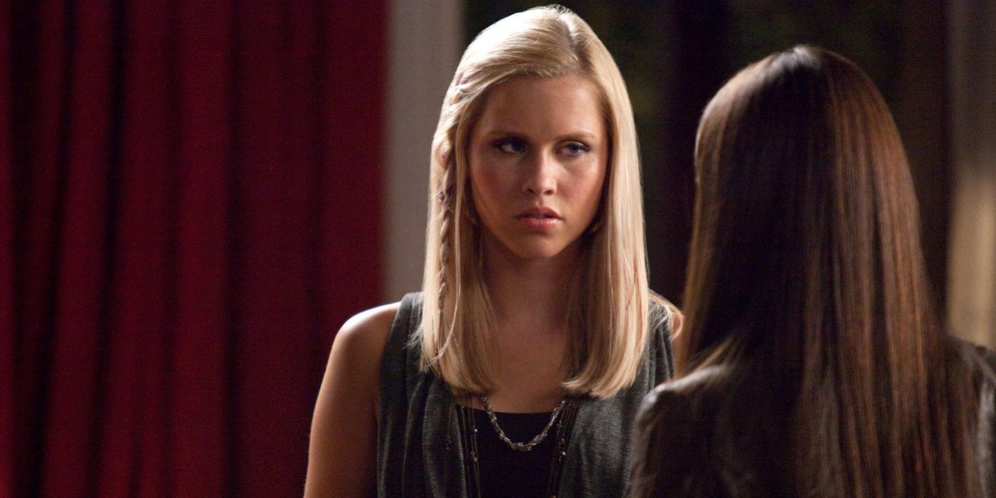 Rebekah olhando para Elena em The Vampire Diaries.