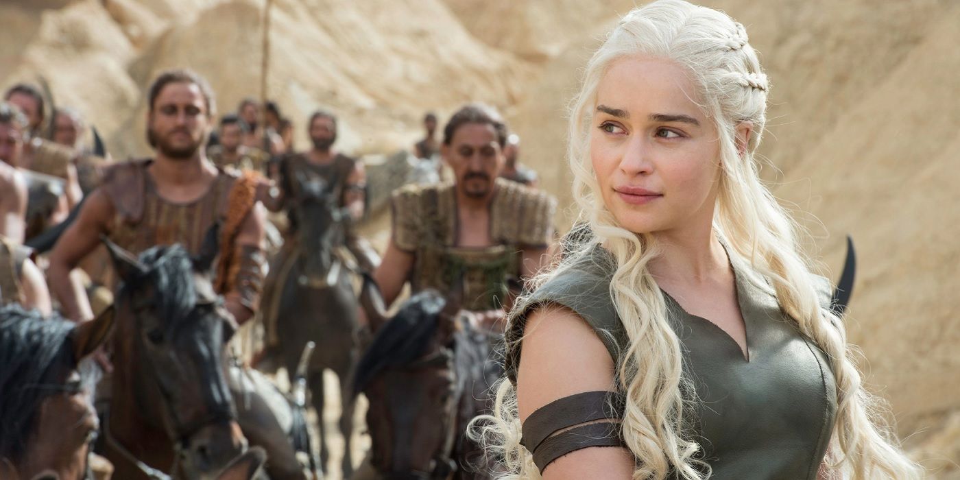 Daenerys rijdt met een groep Dothraki achter haar in Game of Thrones.