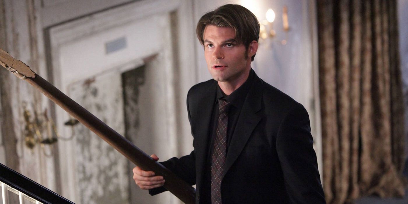 Elijah segurando uma estaca de madeira em The Vampire Diaries