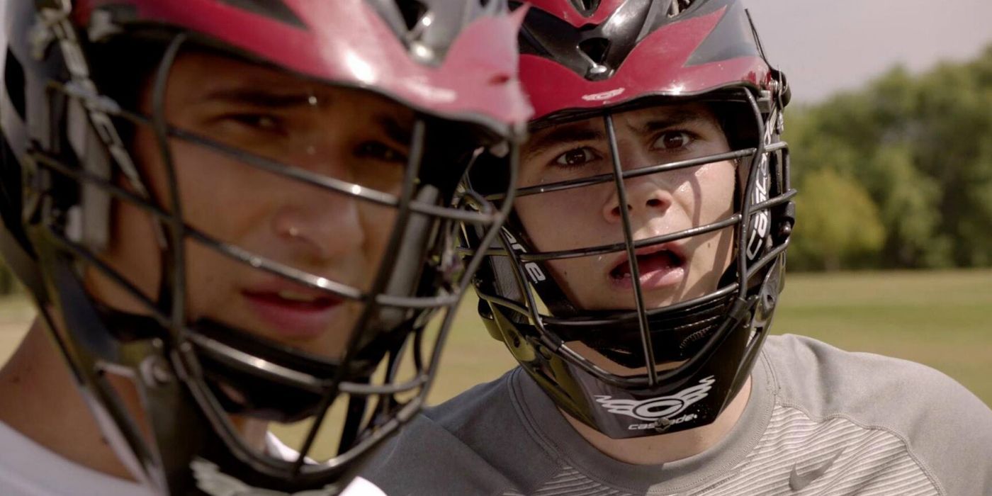 Tyler Posey e Dylan O'Brien como Scott e Stiles jogando lacrosse em Teen Wolf.