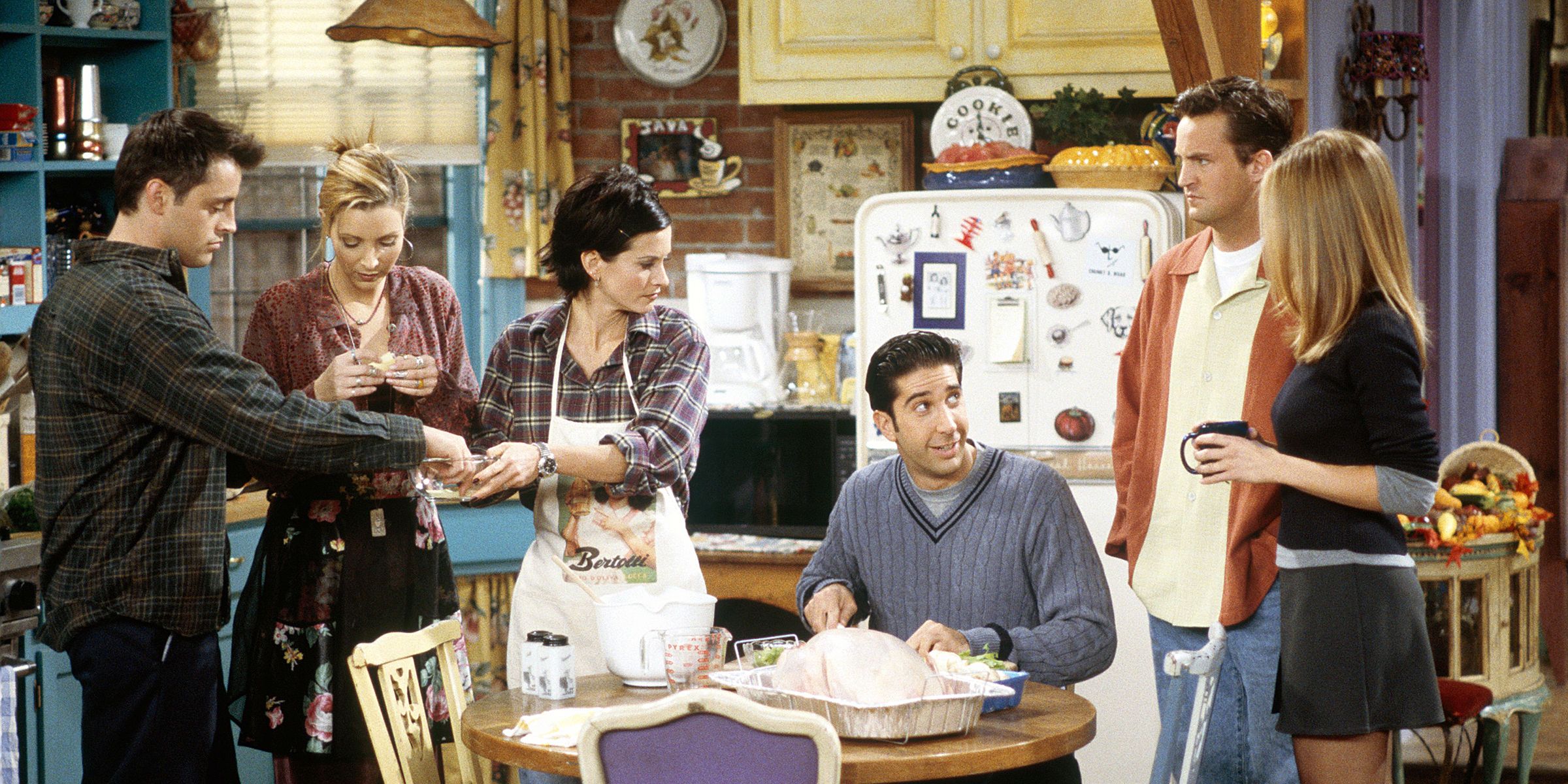 The whole gang talks about their thanksgiving plans in the very first Friends thanksgiving episode