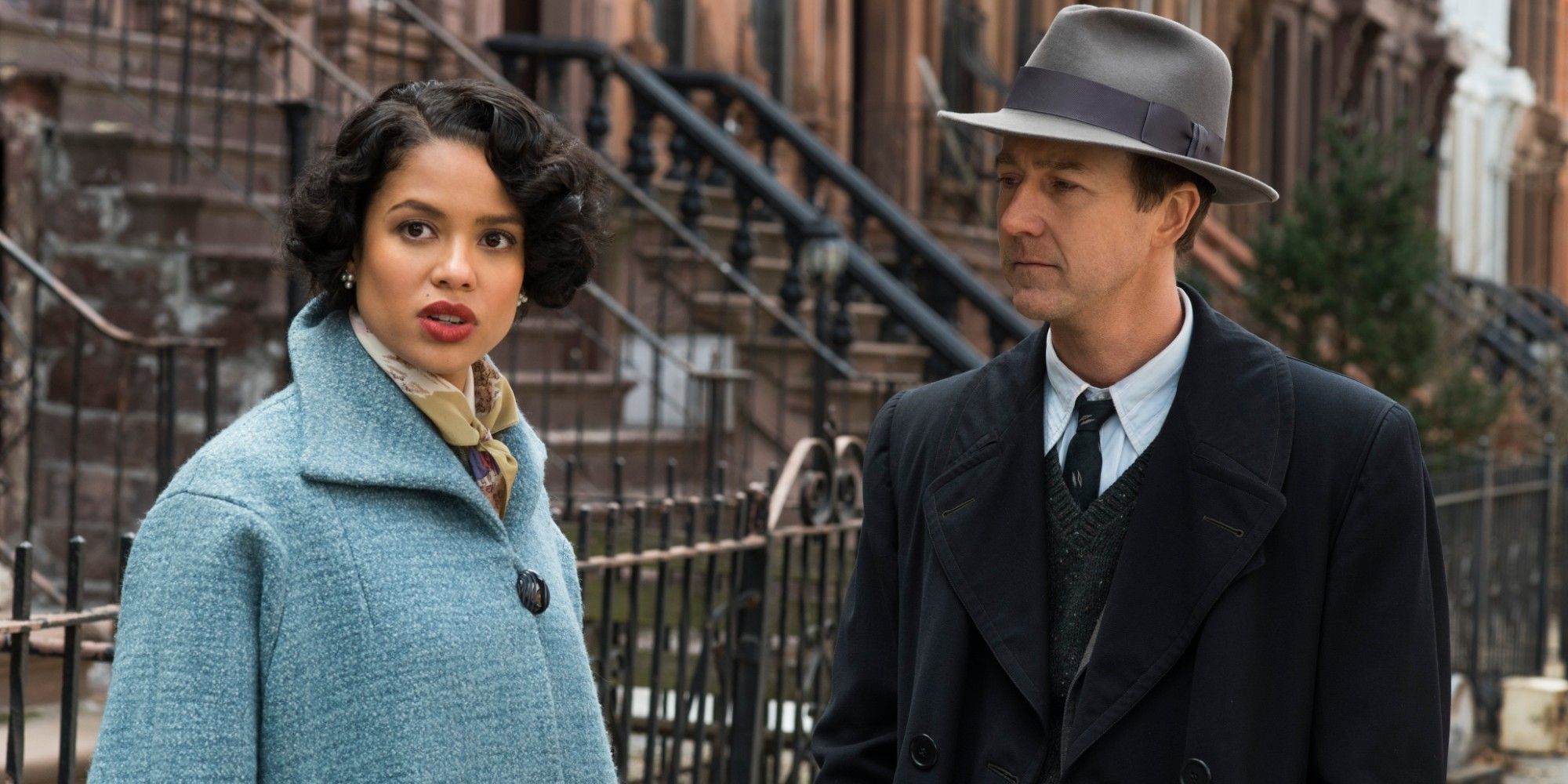 Gugu Mbatha-Raw and Edward Norton standing on the sidewalk in Motherless Brooklyn