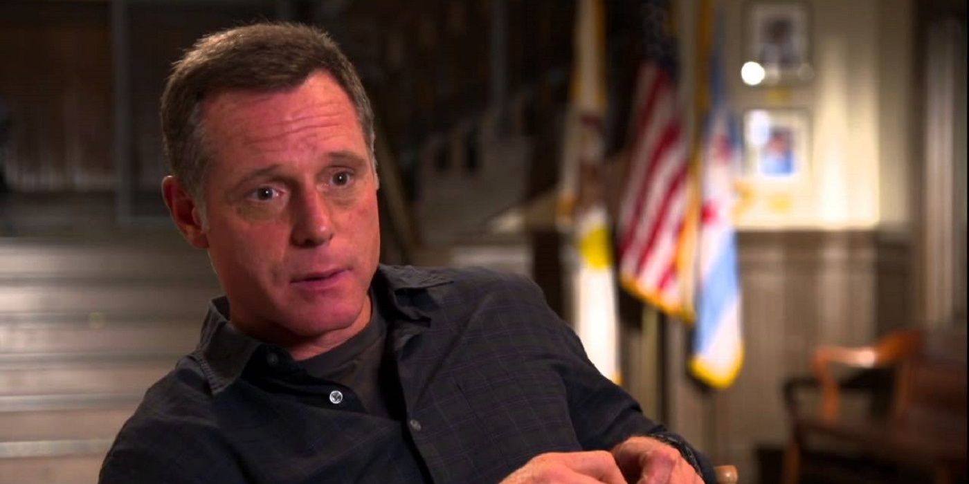 Hank Voight (Jason Beghe) com sobrancelhas levantadas na polícia de Chicago