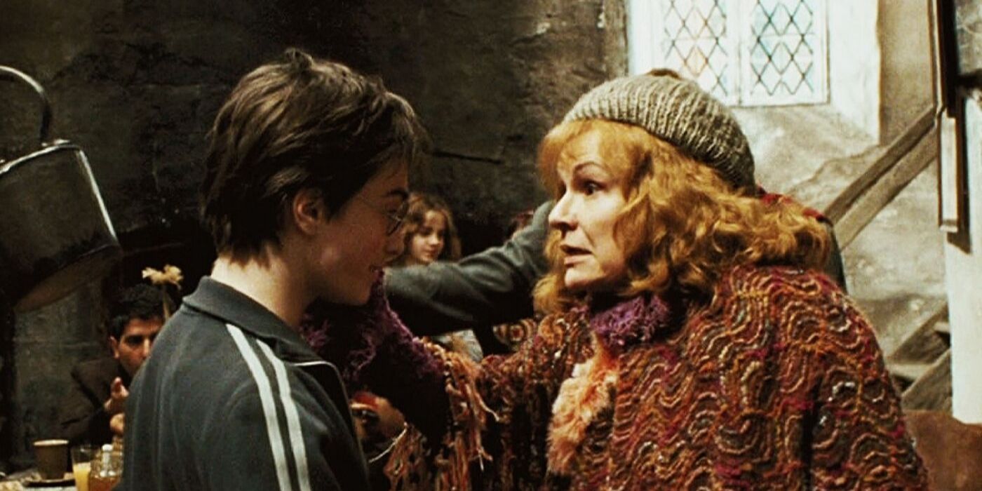 Harry Potter talks to Mrs Weasley in Harry Potter and the prisoner of Azkaban
