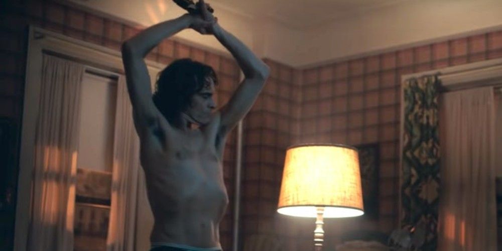 Arthur dances topless in Joker