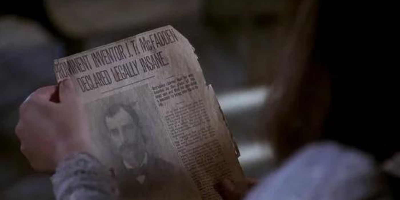 Kat sosteniendo un periódico con el padre de Casper en la portada de Casper the Friendly Ghost