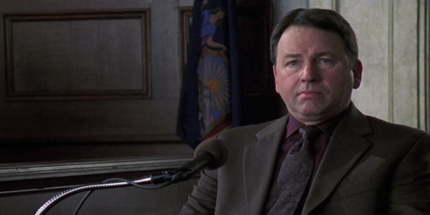 John Ritter no banco das testemunhas no tribunal no episódio Monogamy de Law and Order