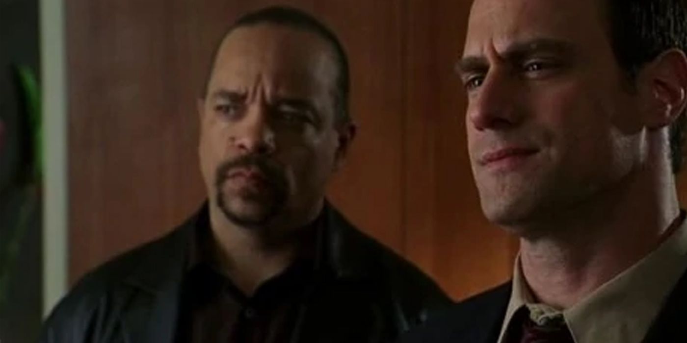 Tutuola e Stabler olham para alguém fora da tela com expressões sérias no episódio Obscene de Law and Order SVU