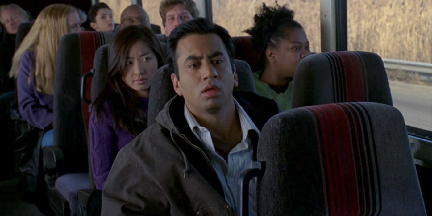 Kal Penn em um ônibus no episódio Outsider de Law and Order SVU