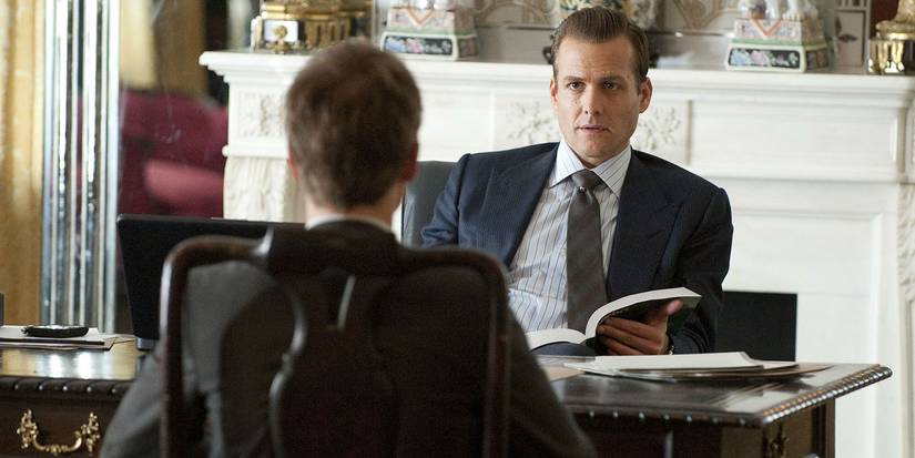 Mike and Harvey talking in the Suits Pilot