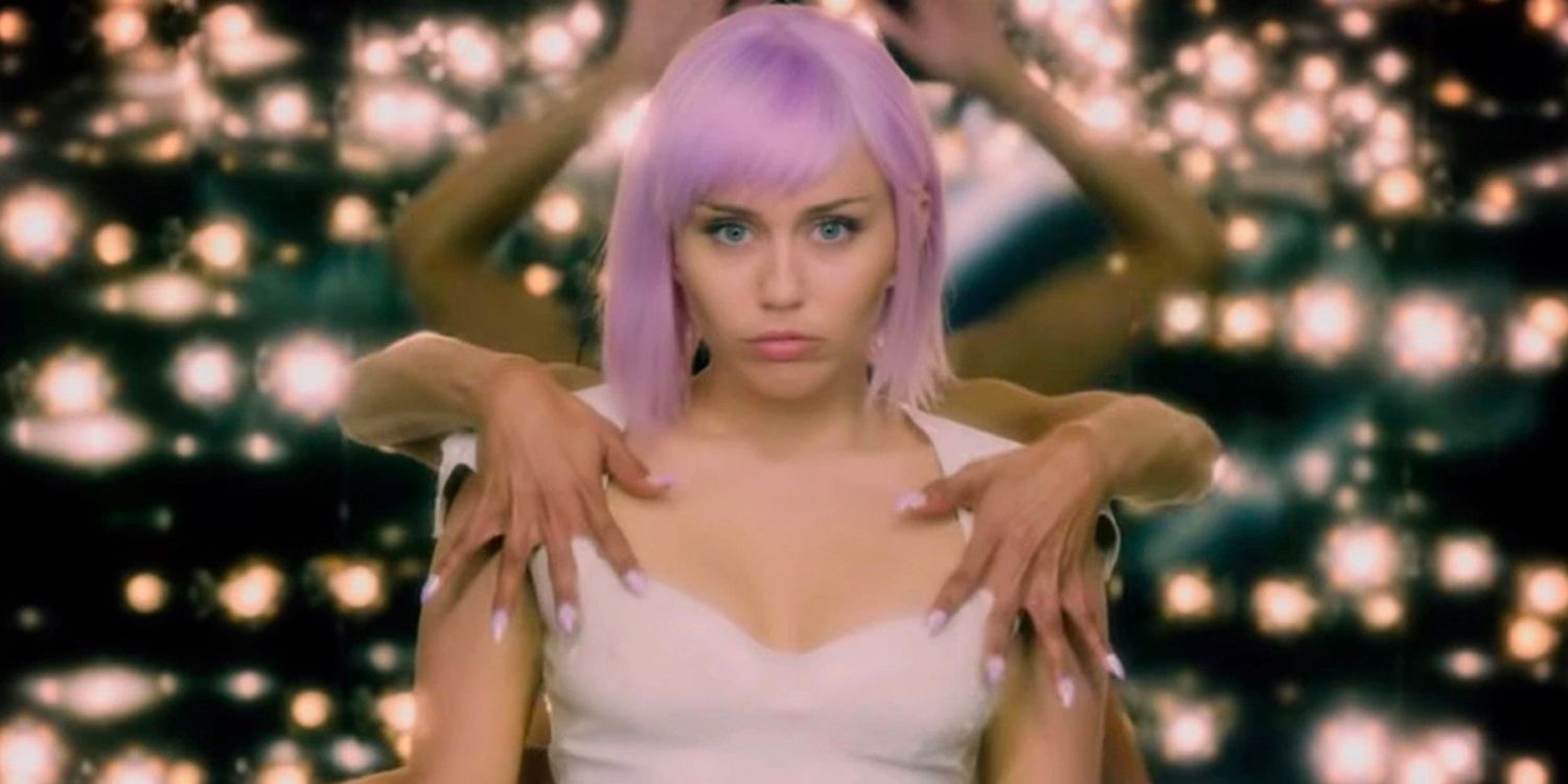 Miley Cyrus pergorming a song in Black Mirror
