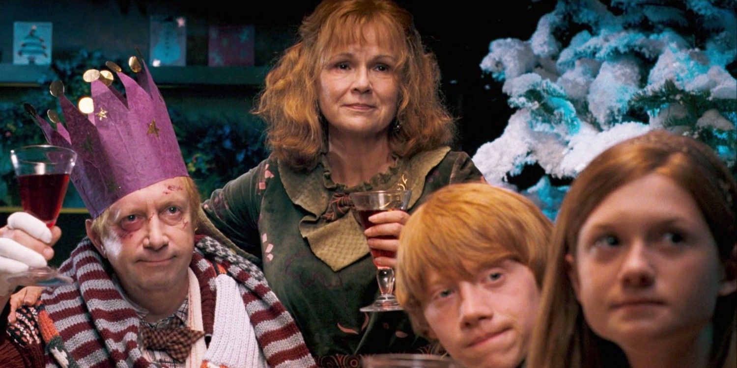 Molly, Arthur, Ron e Ginny sentados juntos em Harry Potter e a Ordem da Fênix