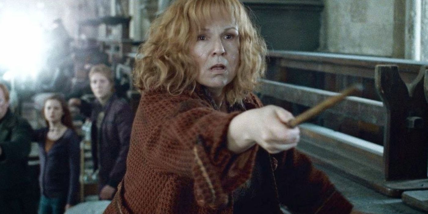 Molly Weasley (Julie Walters) duela com Bellatrix em Harry Potter e as Relíquias da Morte: Parte 2