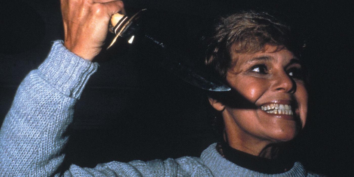 Pamela Voorhees (Betsy Palmer) segurando uma faca em Sexta-feira 13 (1980)