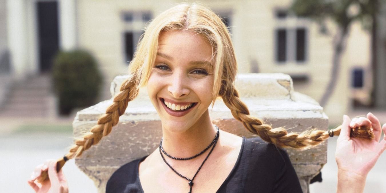 Lisa Kudrow como Phoebe Buffay sorrindo em uma foto promocional para Friends.