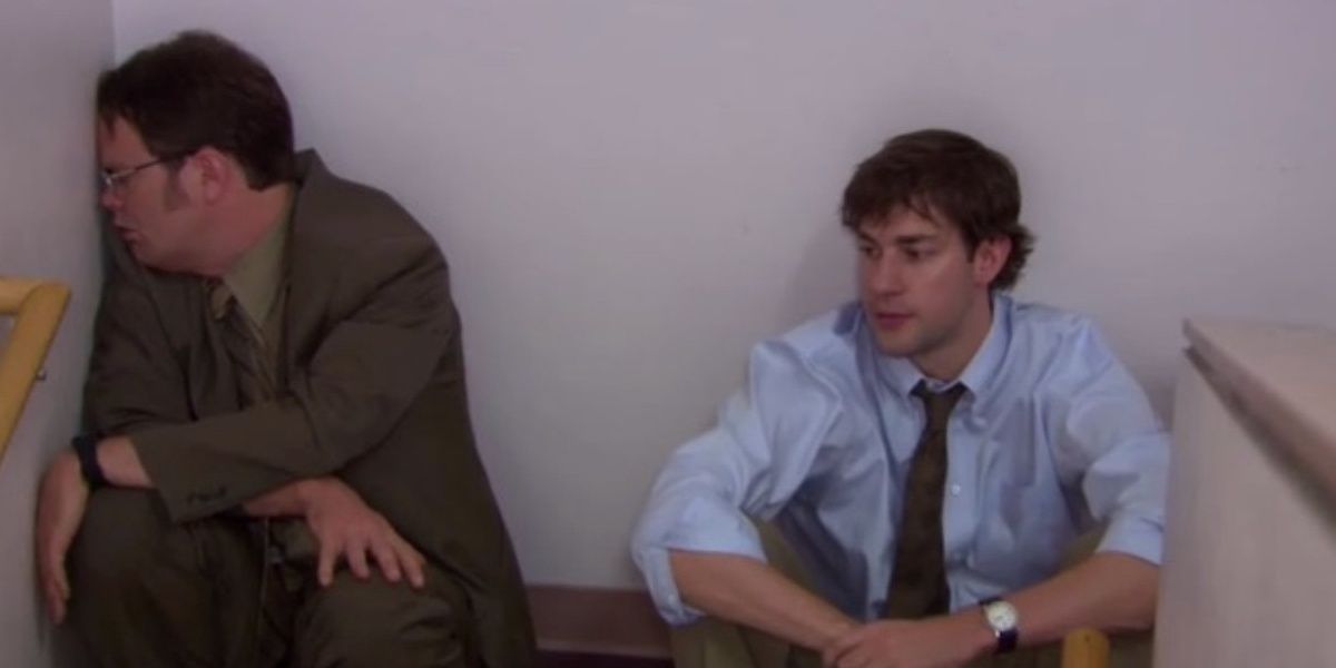 ジムとドワイトが吹き抜けに座って The Office について話している