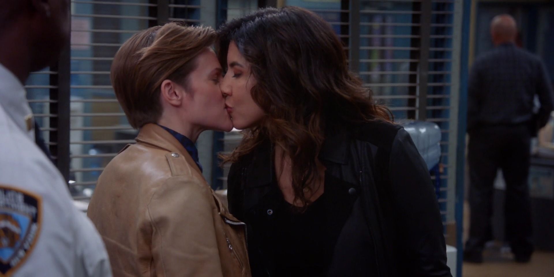 Rosa kissing Jocelyn in Brooklyn 99