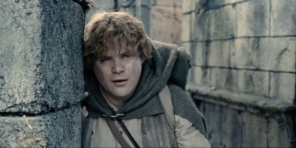 Sam leaning on a wall and crying in Osgiliath in The Lord of the Rings The Two Towers