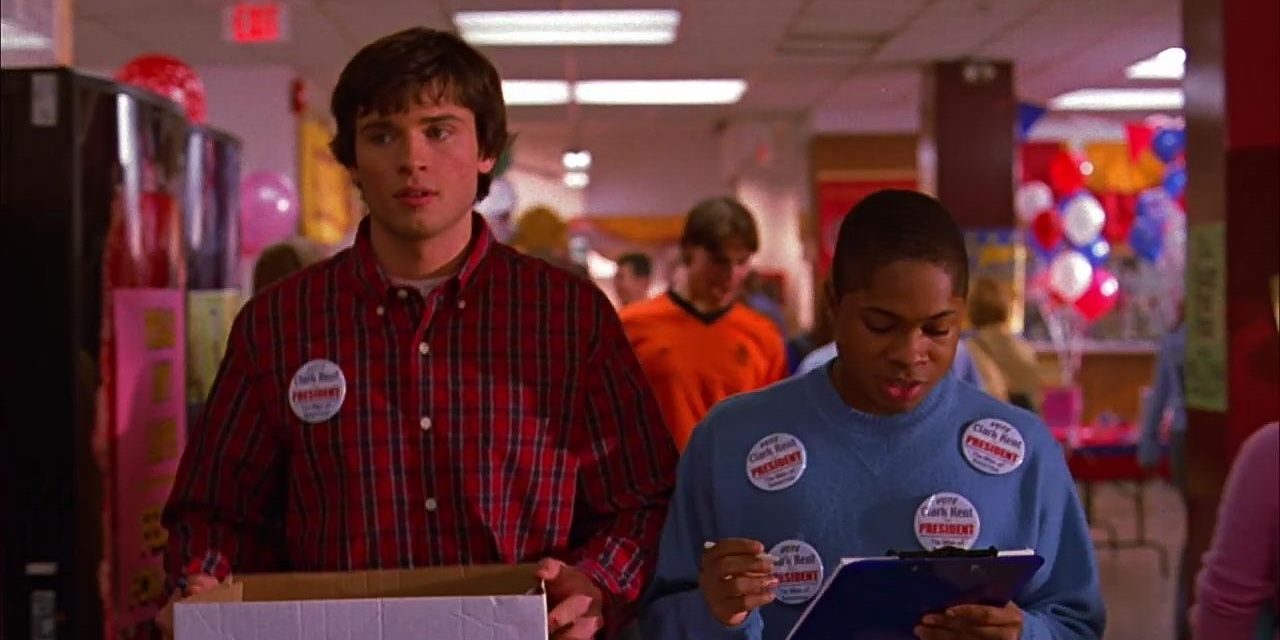 Clark and Pete walk through the school hallways in Smallville