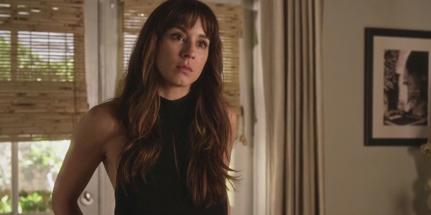 Spencer looks concerned in PLL