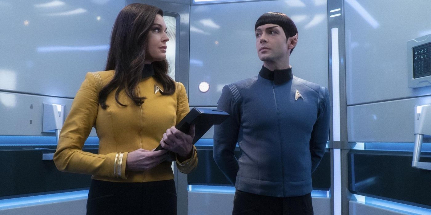 Rebecca Romijn e Ethan Peck como Número Um e Spock em Short Treks: "Perguntas e Respostas"